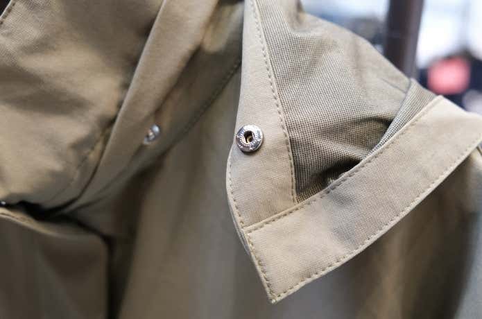 スナップボタンで取り外し可能なフード