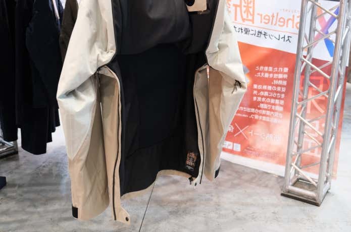 両サイドのジップを開けた状態