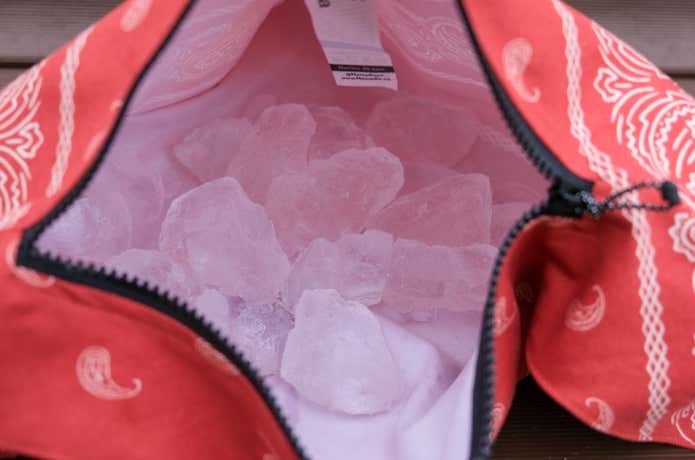 アイスバンダナタオルのポケットに氷を入れた様子
