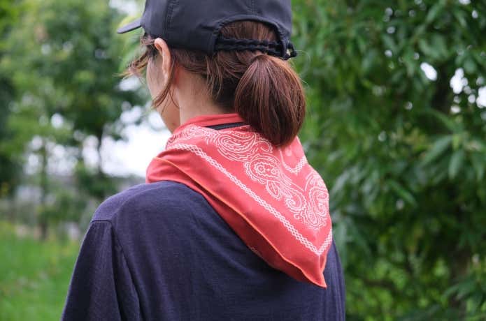 氷入りのアイルバンダナタオルを首に掛けた様子