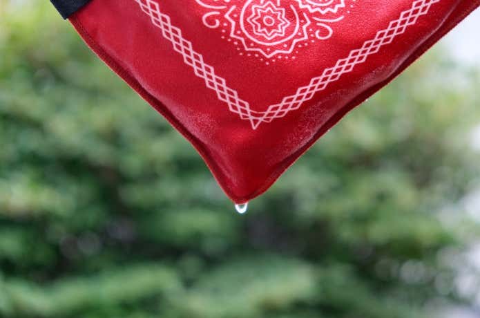 溶けた氷の水分がバンダナの頂点から落ちる様子
