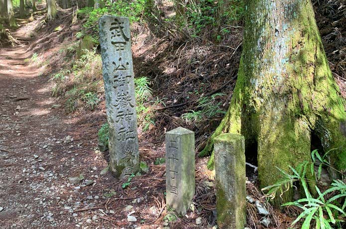 武甲山の丁目石