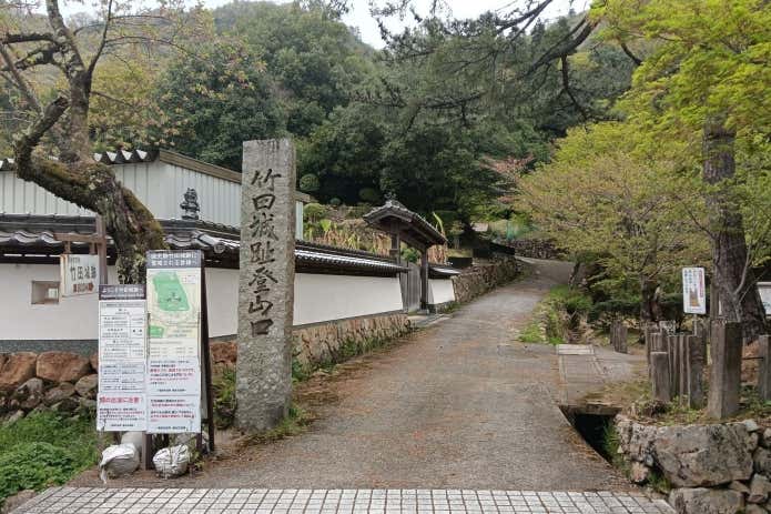 ▲宿屋 天空の裏手側にある、竹田城跡の登山口