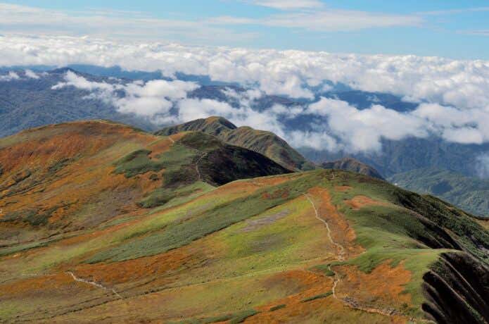 紅葉の月山の山脈