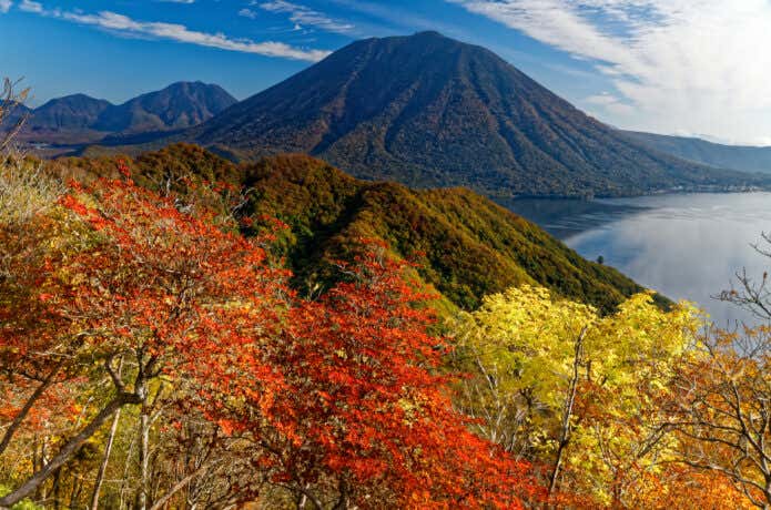 秋の社山稜線と男体山と中禅寺湖