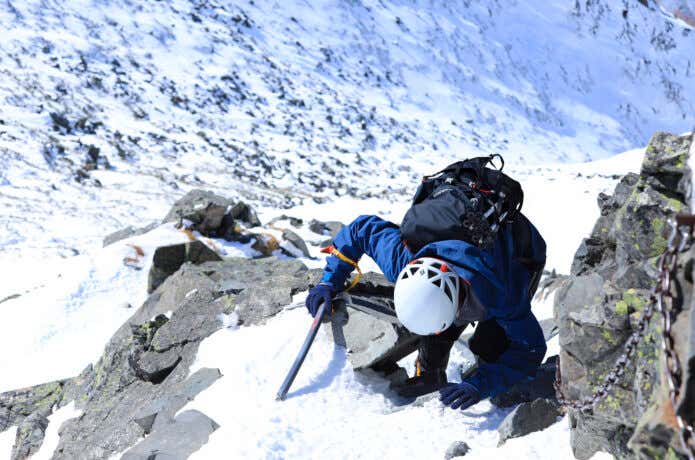 雪山登山する人