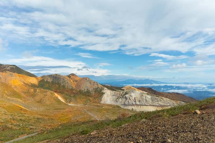 磐梯吾妻スカイライン 全長約29km、最高標高1,622m(平均標高1,350m)の観光道路。「日本の道100選」では、日本離れしたスケールの山岳道路としても認められており、2026年に公開された映画「免許返納⁉」のロケ地となった。