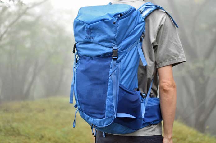 ドイター フューチュラを背負っている登山者
