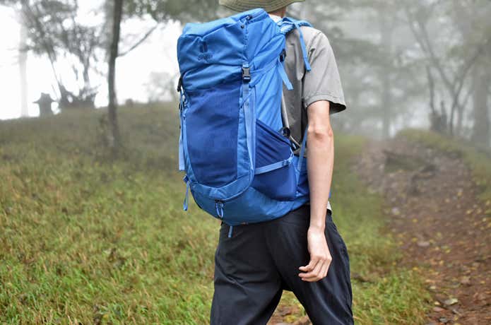 ドイター フューチュラを背負っている登山者