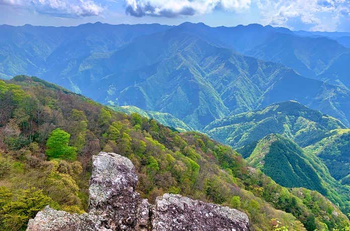 大持山手前の岩場から望む奥多摩・奥秩父の山々