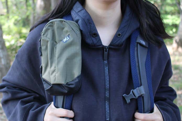 ショルダーポーチを使用している登山者