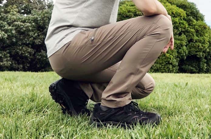 パタゴニアのパンツを履いて座る