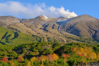 十勝岳｜噴火警戒レベル２へ引下げも、登山道の規制は継続