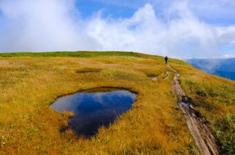 低山トラベラーが選ぶ！ 関東以北で楽しむ“緑まじりの紅葉”の山４選