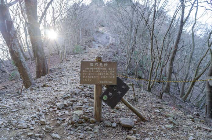 男坂の岩場